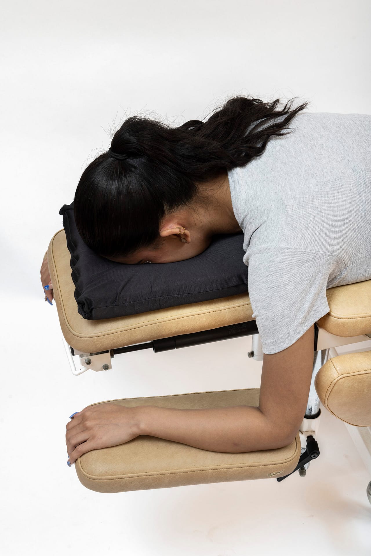 Patient resting on Polar Frost Face Cushion — relaxed and comfortable